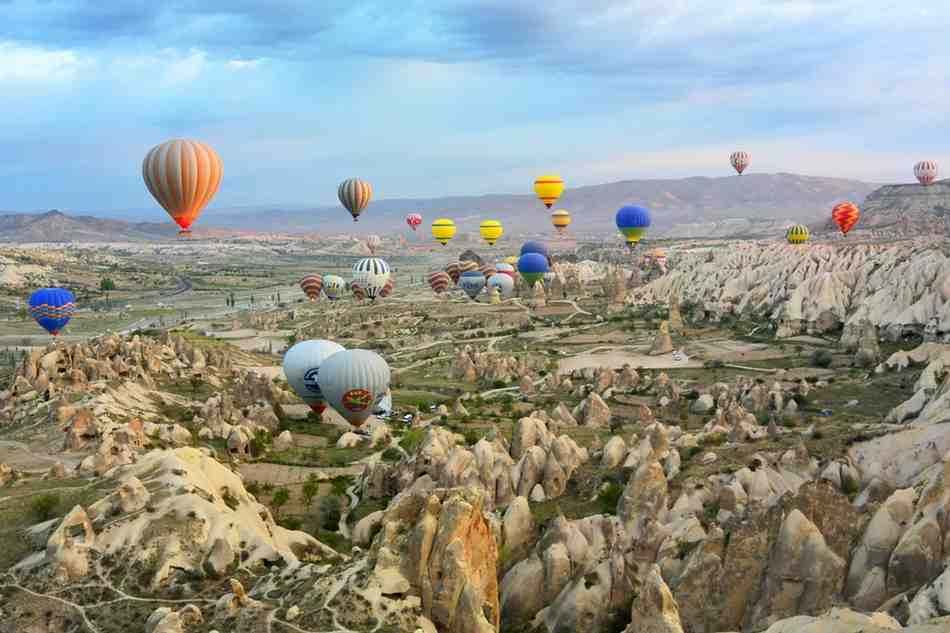 5 Discovering the Best Tourist Places in Turkey Hot air balloon ride in Cappadocia, discover the best tourist places in Turkey for adventure travelers and scenic photography.