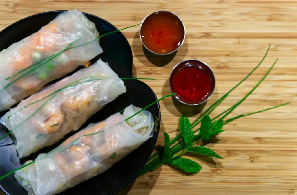 Gỏi Cuốn fresh Vietnamese spring rolls with shrimp, herbs, and rice paper Gỏi Cuốn fresh Vietnamese spring rolls with shrimp, herbs, and rice paper – core popular Vietnamese dishes